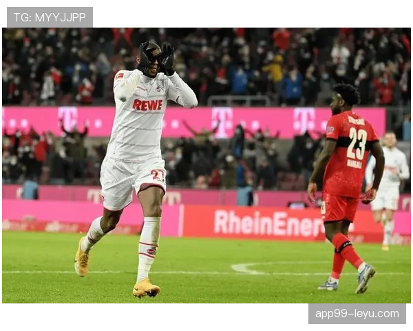 斯图加特主场氛围火热,球迷热情点燃赛场 斯图加特主场氛围火热,球迷热情点燃赛场