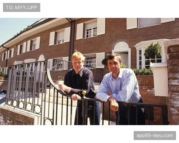 克鲁伊夫战术再进化:现代足球控球与空间利用的新策略解析 克鲁伊夫战术再进化:现代足球控球与空间利用的新策略解析