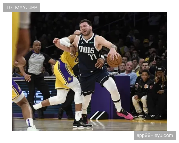 加克波在比赛中展现速度优势,助力球队取得关键胜利状态回暖。 加克波在比赛中展现速度优势,助力球队取得关键胜利状态回暖。