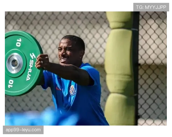 当红足球球星近期表现稳健,状态持续提升备受期待 当红足球球星近期表现稳健,状态持续提升备受期待